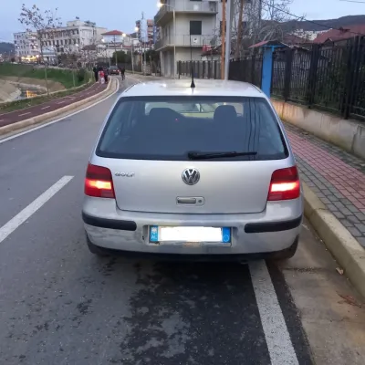 Volkswagen Golf 2000 në shitje
