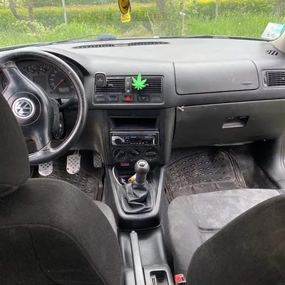 Volkswagen Golf 2000 në shitje