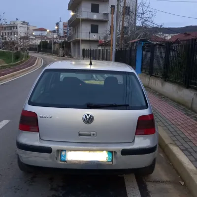 Volkswagen Golf 2000 në shitje
