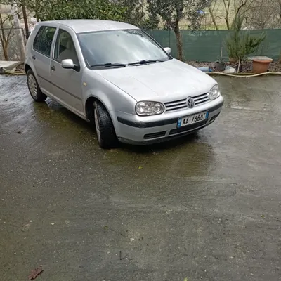 Volkswagen Golf 2000 në shitje