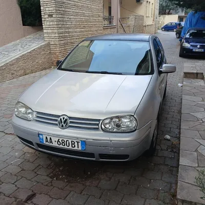Volkswagen Golf 2000 në shitje