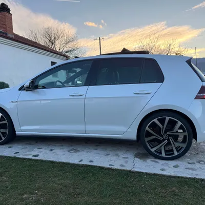 Volkswagen Golf 2014 në shitje