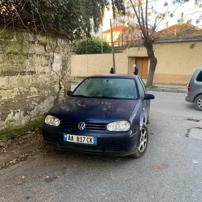 Volkswagen Golf 2000 në shitje