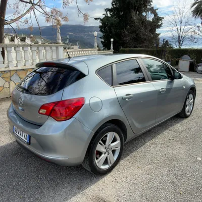 Opel Astra 2013 në shitje