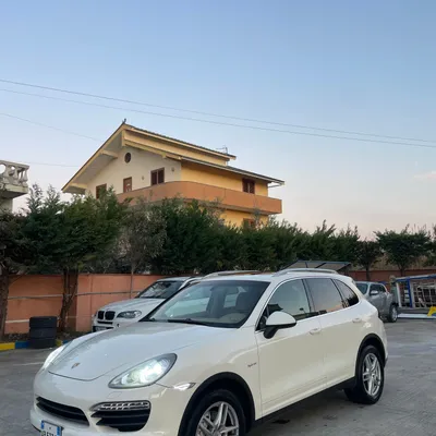 Porsche Cayenne 2012 në shitje