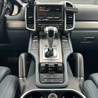 Porsche Cayenne 2012 në shitje