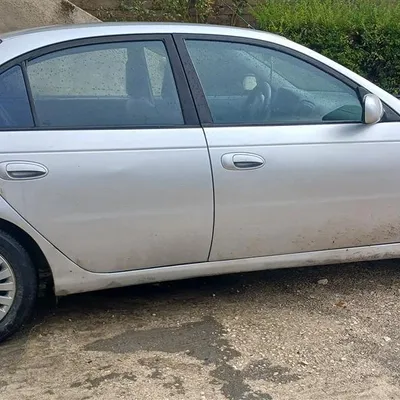 Toyota Avensis 1999 në shitje