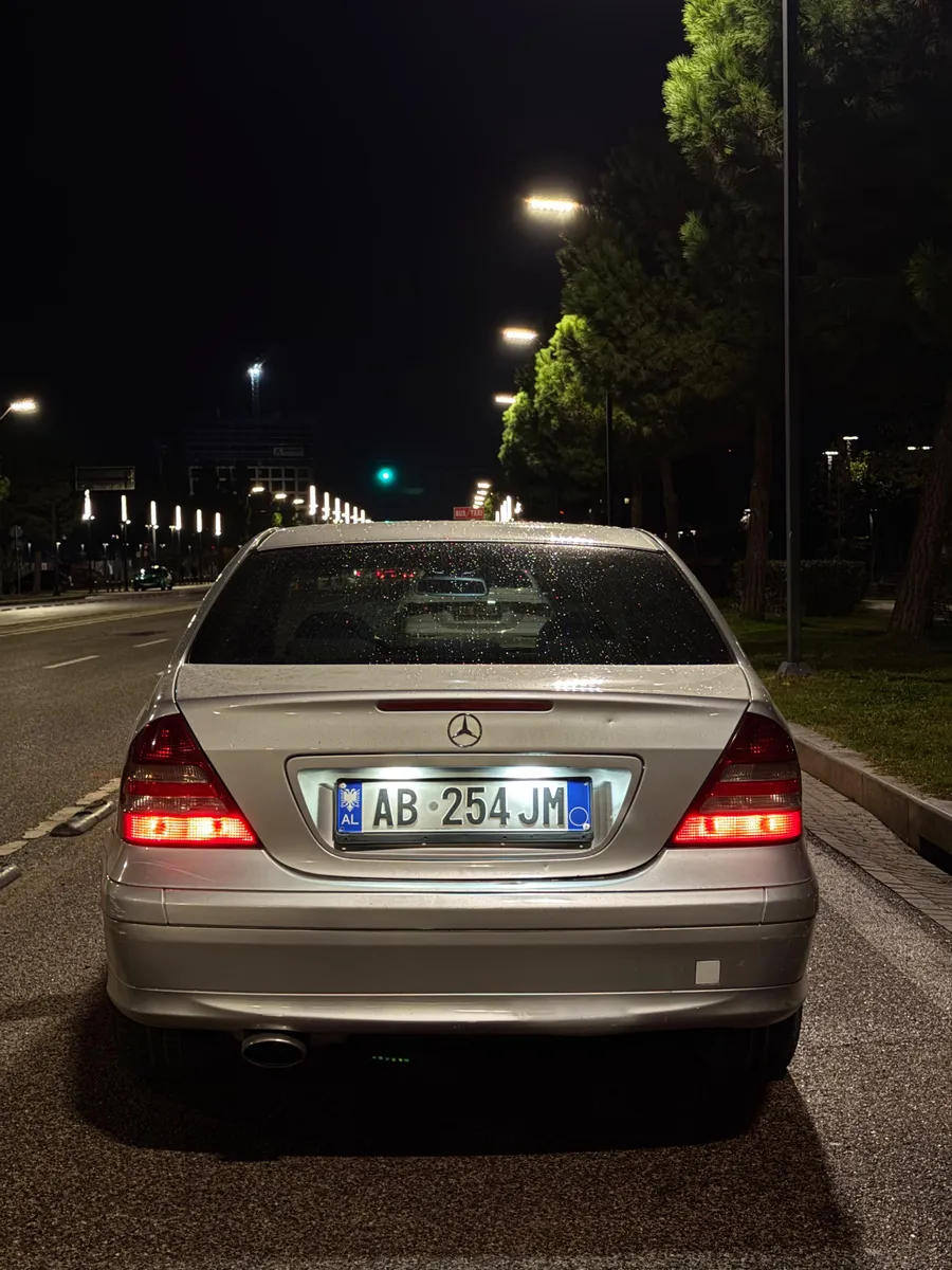 2005 Mercedes-Benz C-class thumbnail 2