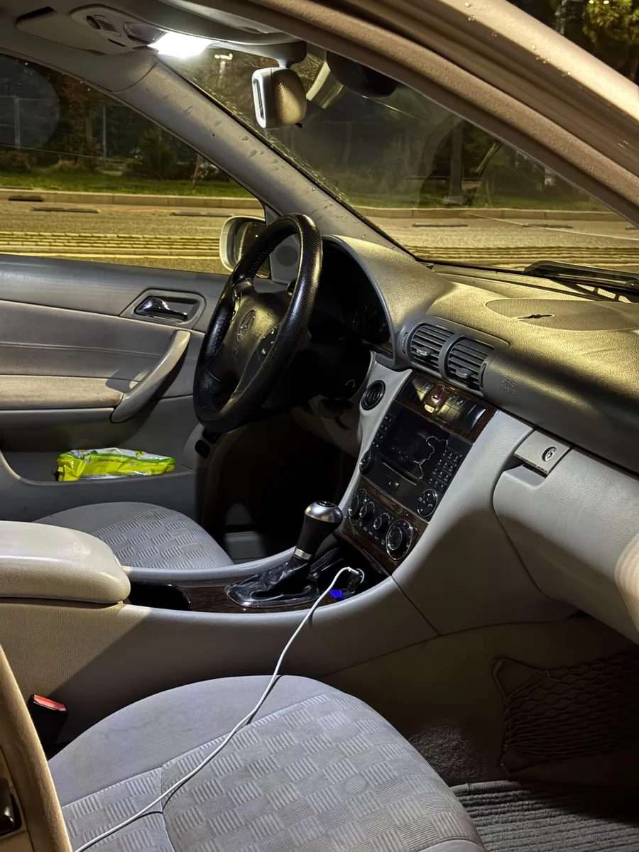 2005 Mercedes-Benz C-class thumbnail 3