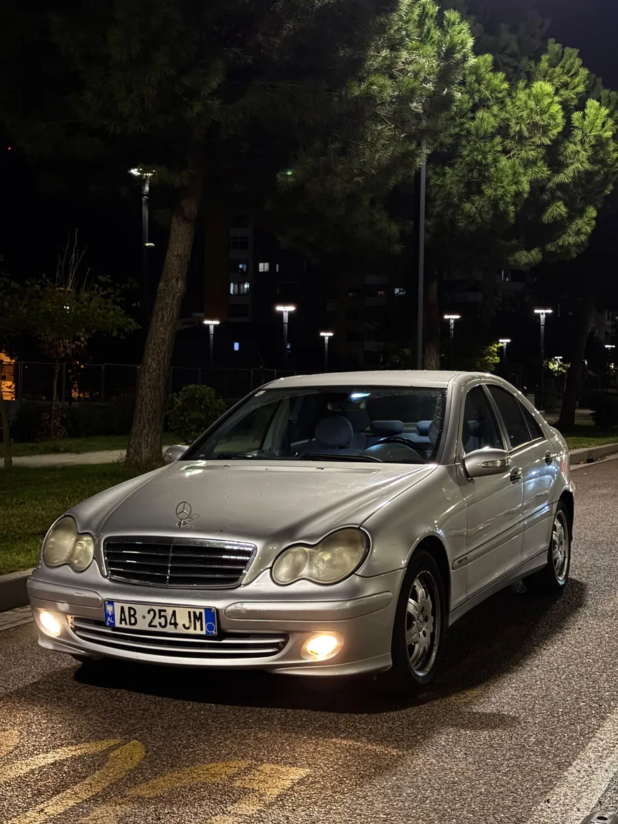 2005 Mercedes-Benz C-class thumbnail 4