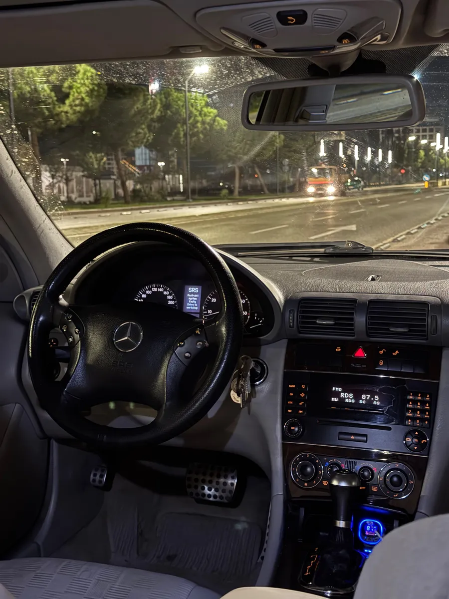 2005 Mercedes-Benz C-class thumbnail 5