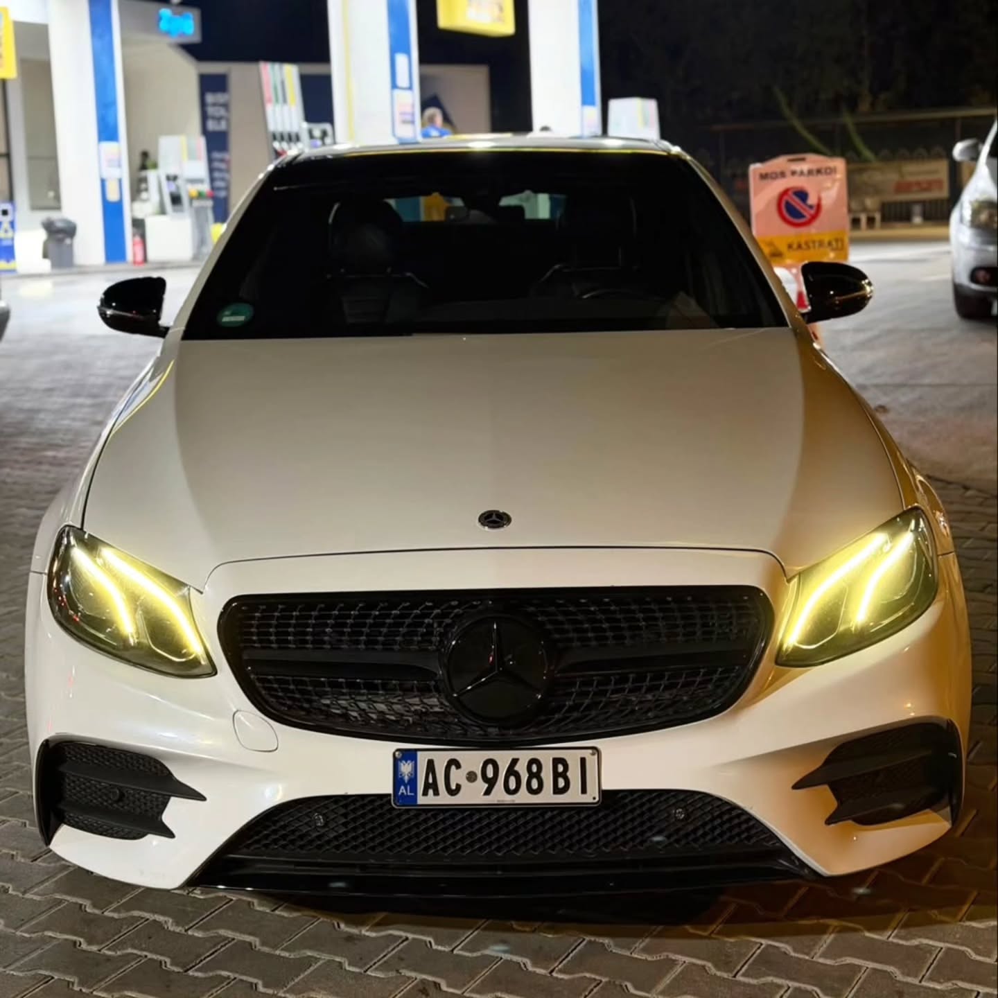 2018 Mercedes-Benz E-class thumbnail 2